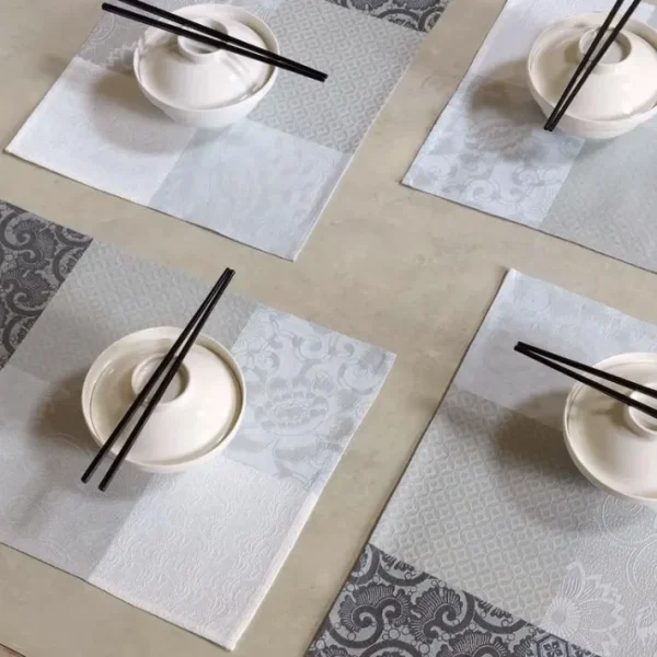 Set de table enduit Fleurs de Kyoto Brume, Le Jacquard Français